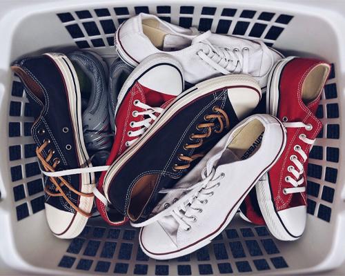 Calzado nuevo para niños recolectado en una canasta de donaciones
