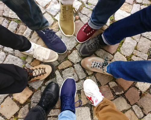 Calzado de un grupo de personas en círculo