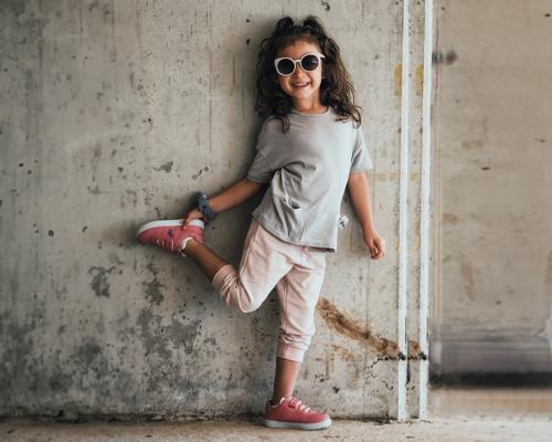 Una niña sonriendo